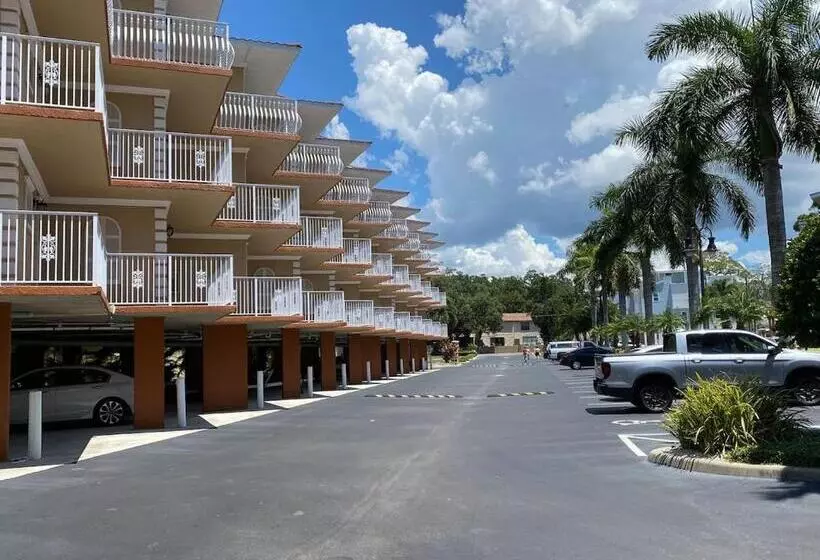 Condo In Waterfront Resort With Balcony Close To Beaches Free Bikes