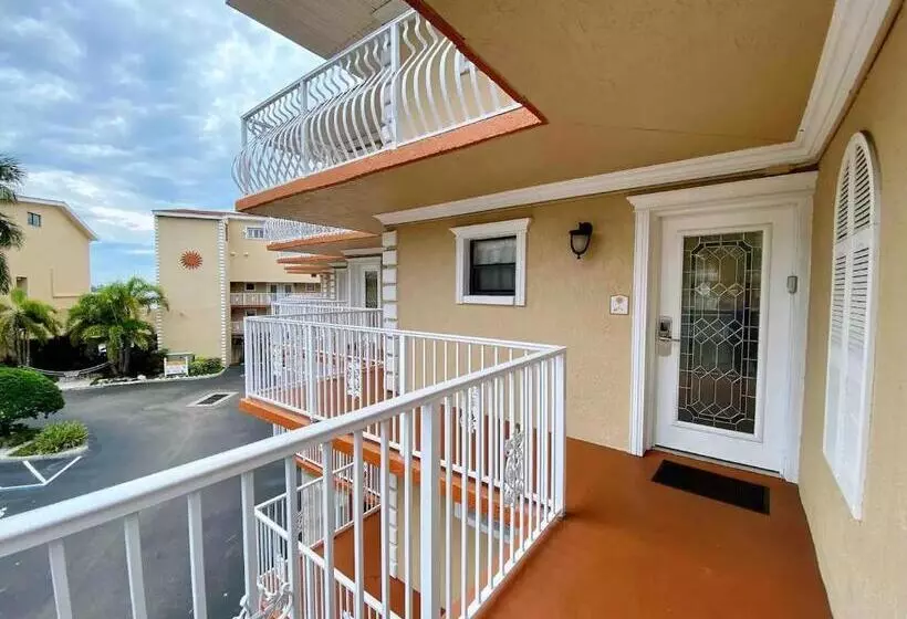Condo In Waterfront Resort With Balcony Close To Beaches Free Bikes