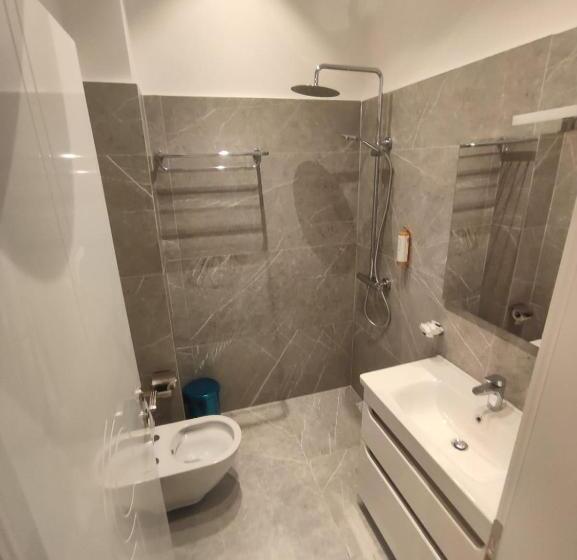 تختخواب و صبحانه Edi Murrizi