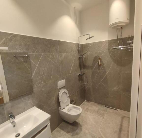 تختخواب و صبحانه Edi Murrizi