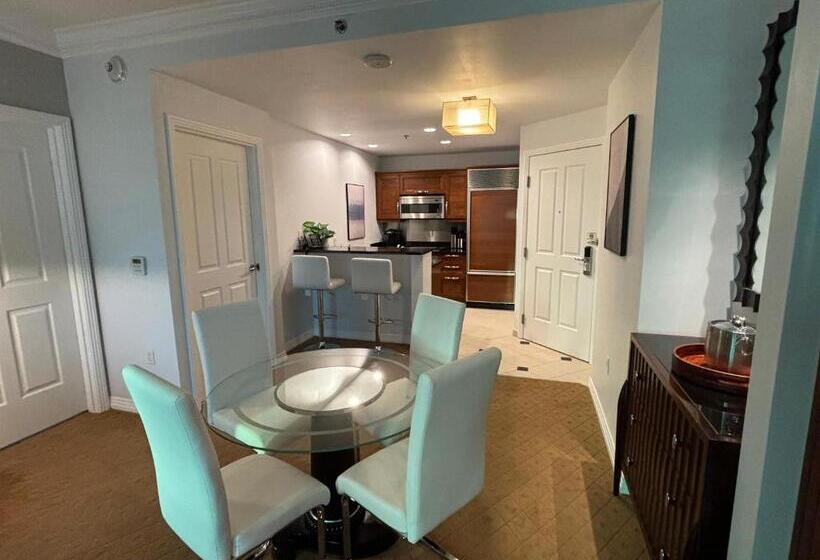 Panorama Vista Suite 1br 2ba, Full Kitchen, Strip View, Balcony, Corner Unit