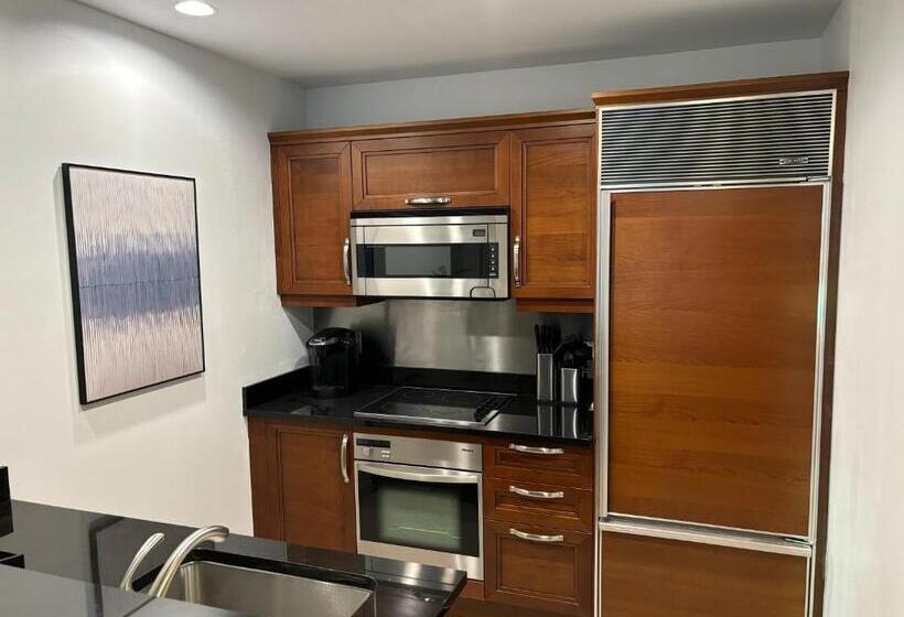 Panorama Vista Suite 1br 2ba, Full Kitchen, Strip View, Balcony, Corner Unit