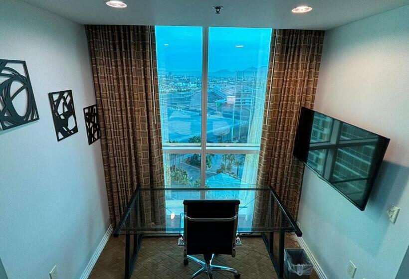 Panorama Vista Suite 1br 2ba, Full Kitchen, Strip View, Balcony, Corner Unit