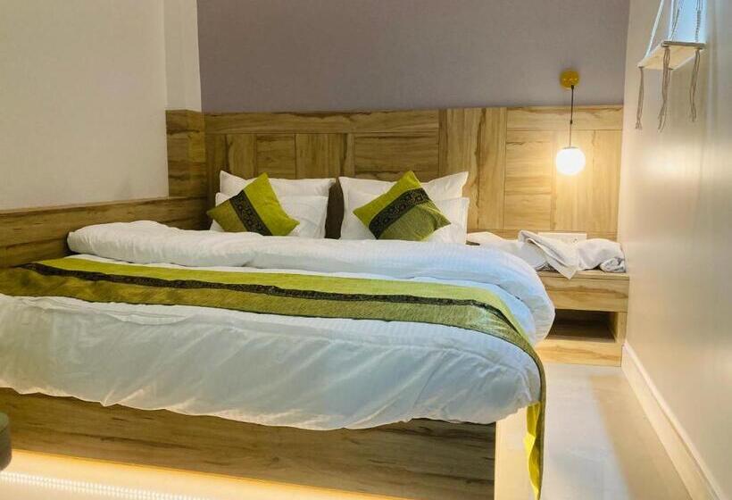 هتل Tls The Lavish Stay