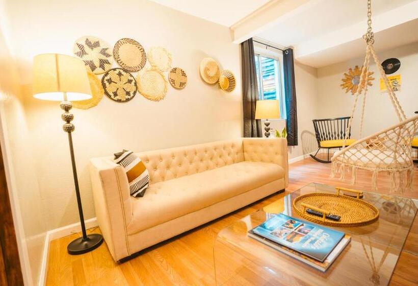 פנסיון Windsor Retreat Private Basement Suite