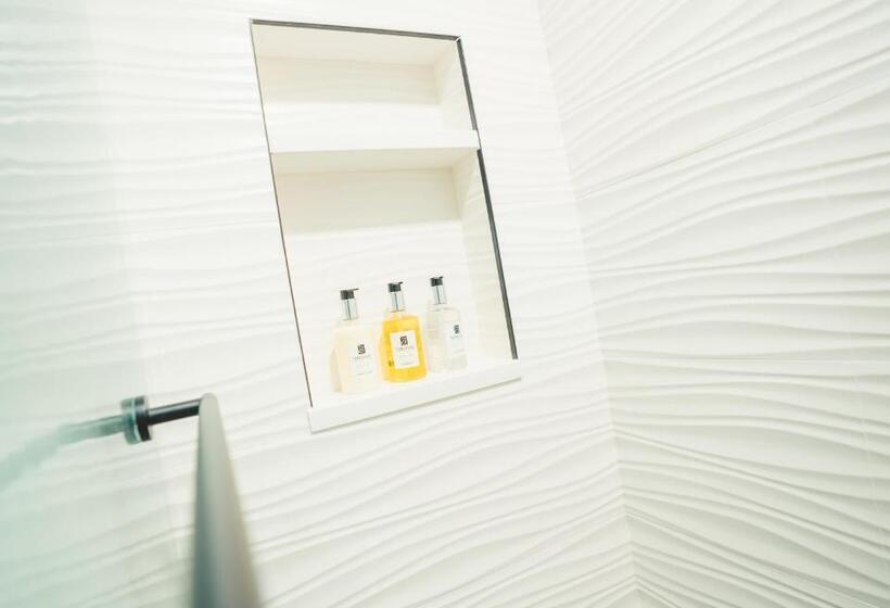 פנסיון Windsor Retreat Private Basement Suite