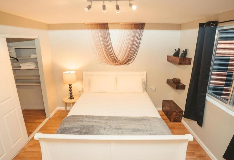 פנסיון Windsor Retreat Private Basement Suite