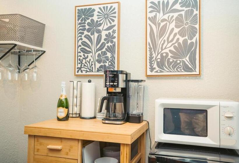 פנסיון Windsor Retreat Private Basement Suite