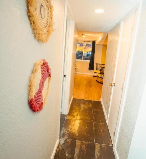 פנסיון Windsor Retreat Private Basement Suite