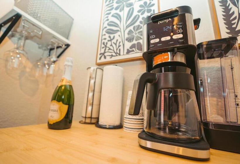 פנסיון Windsor Retreat Private Basement Suite