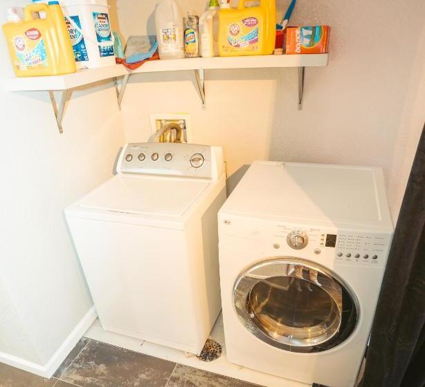 פנסיון Windsor Retreat Private Basement Suite