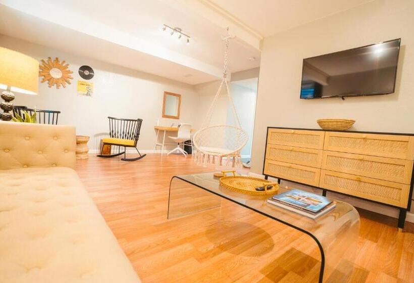 פנסיון Windsor Retreat Private Basement Suite