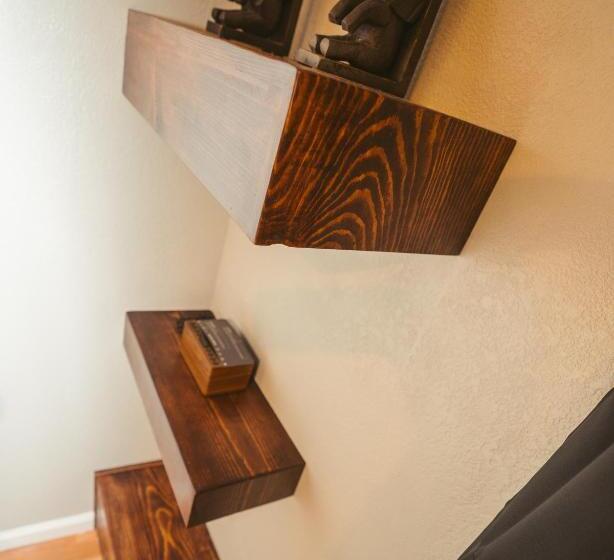 פנסיון Windsor Retreat Private Basement Suite