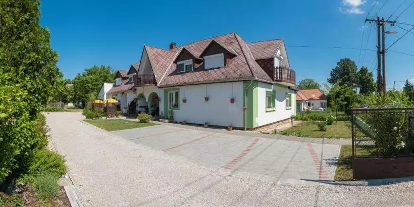 هتل Andrea Apartmanhaz