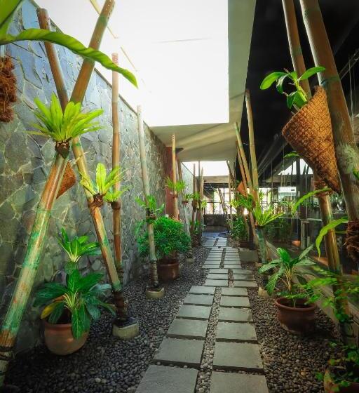 فندق Swissbelinn Saripetojo Solo