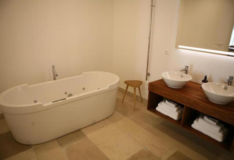 فندق Château Lecusse La Grande Roche Hôtel, Spa, Boutique & Restaurant