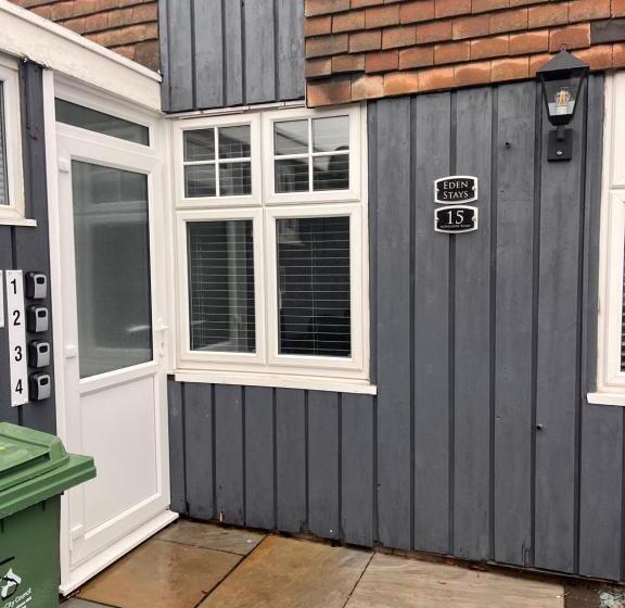 بنسيون Eden Stays