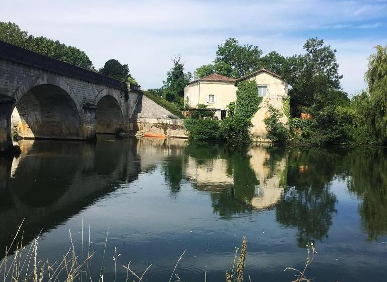 ベッドアンドブレックファースト Petit Boudoir The Riverside Retreat