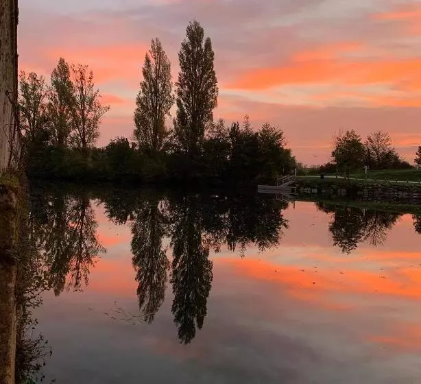 Aamiaismajoitus (B&B) Petit Boudoir The Riverside Retreat