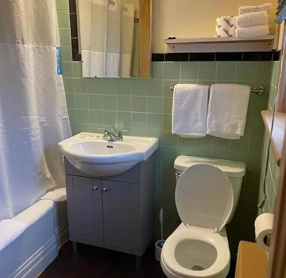 Queen S Motel