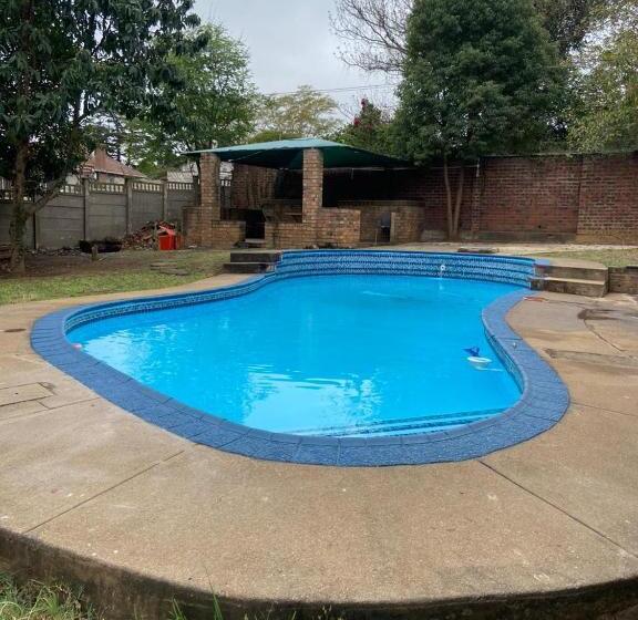 הוסטל Pmb Backpackers Lodge