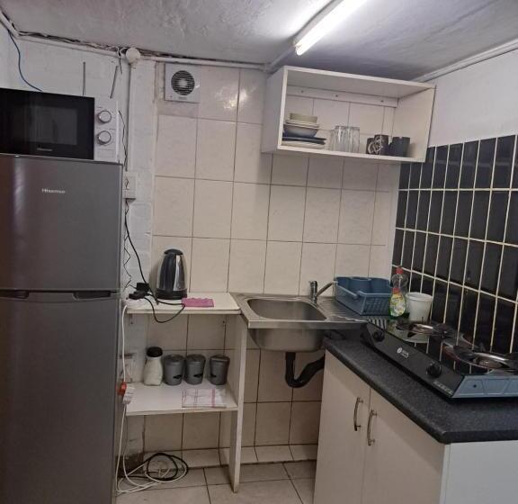 הוסטל Pmb Backpackers Lodge