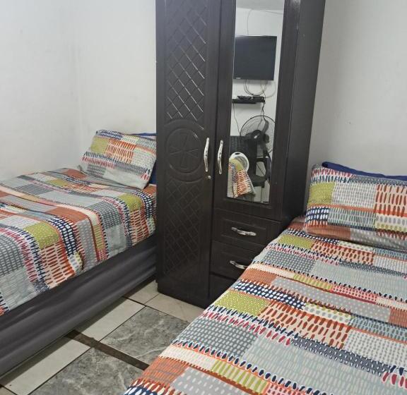 הוסטל Pmb Backpackers Lodge