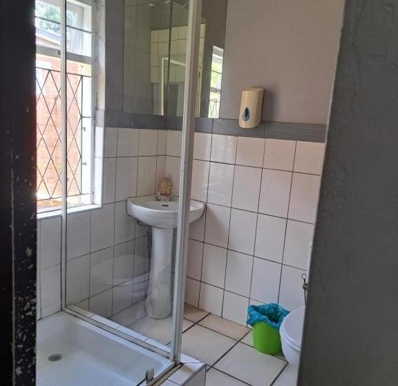 הוסטל Pmb Backpackers Lodge