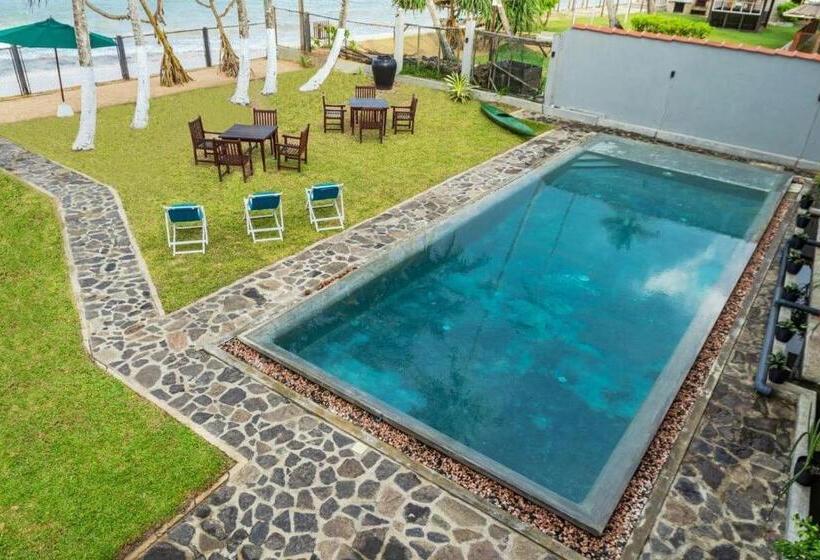 בית מלון כפרי Shavara Beach