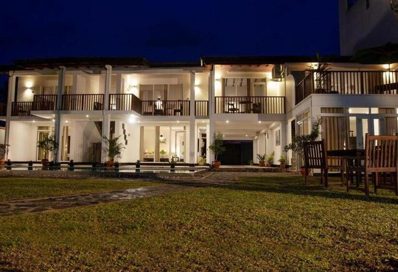 בית מלון כפרי Shavara Beach