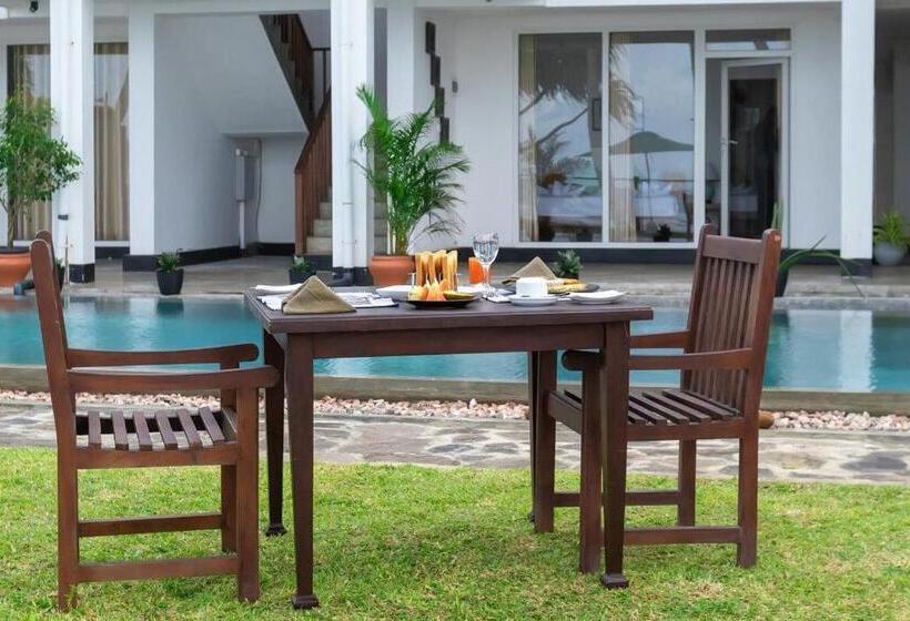 בית מלון כפרי Shavara Beach