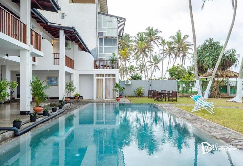 בית מלון כפרי Shavara Beach