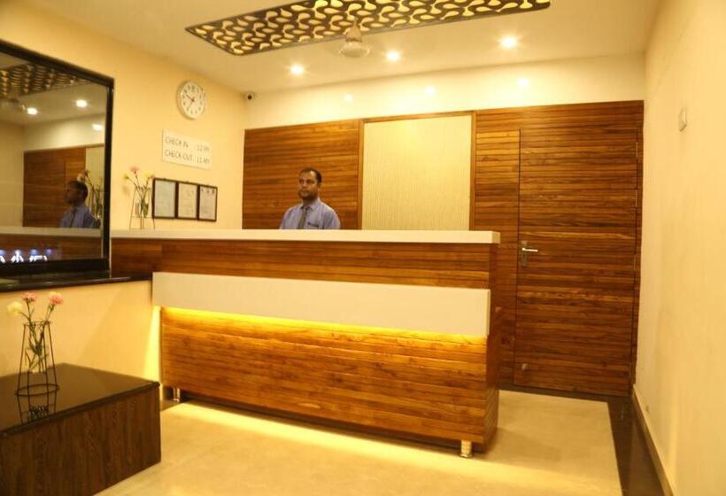 酒店 Super Townhouse Dewas City Formerly Utsav