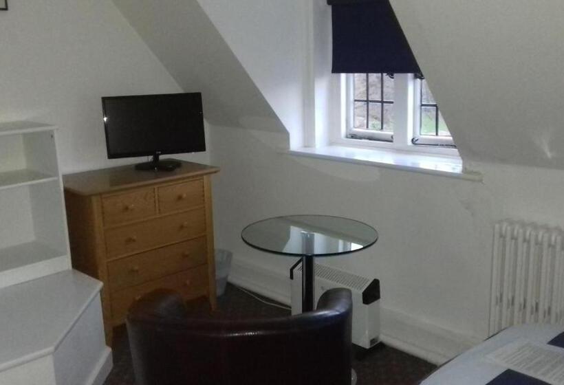 Пансион Hitchambury Manor