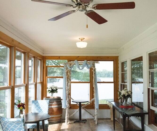 Общежитие Wolf Cove Inn