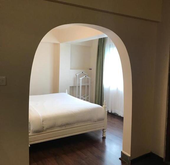 Отель The Heritage Club Tripura Castle