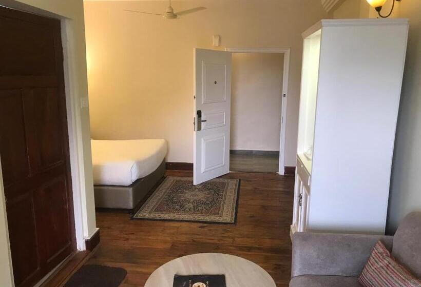 Отель The Heritage Club Tripura Castle