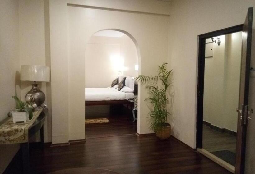 Отель The Heritage Club Tripura Castle