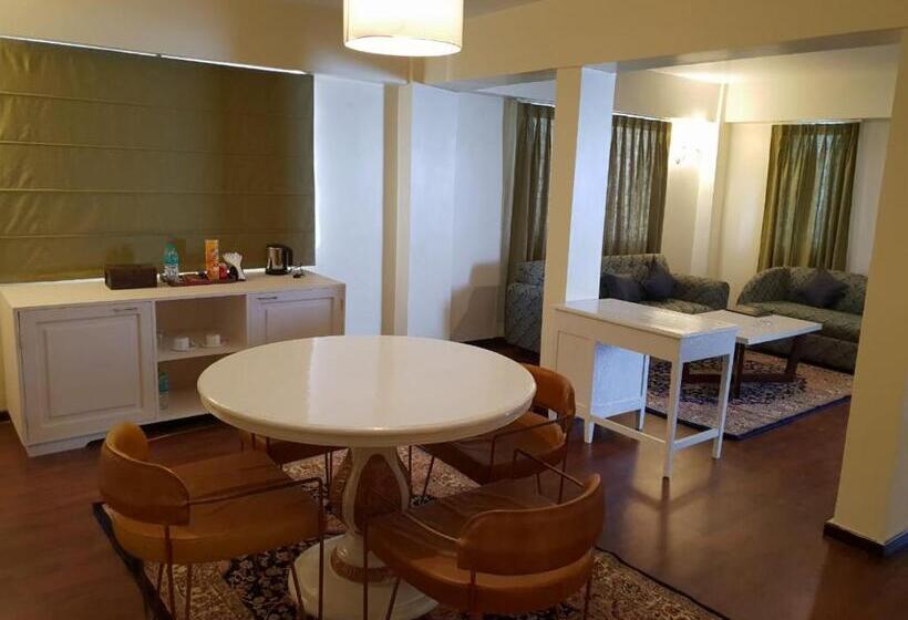 Отель The Heritage Club Tripura Castle