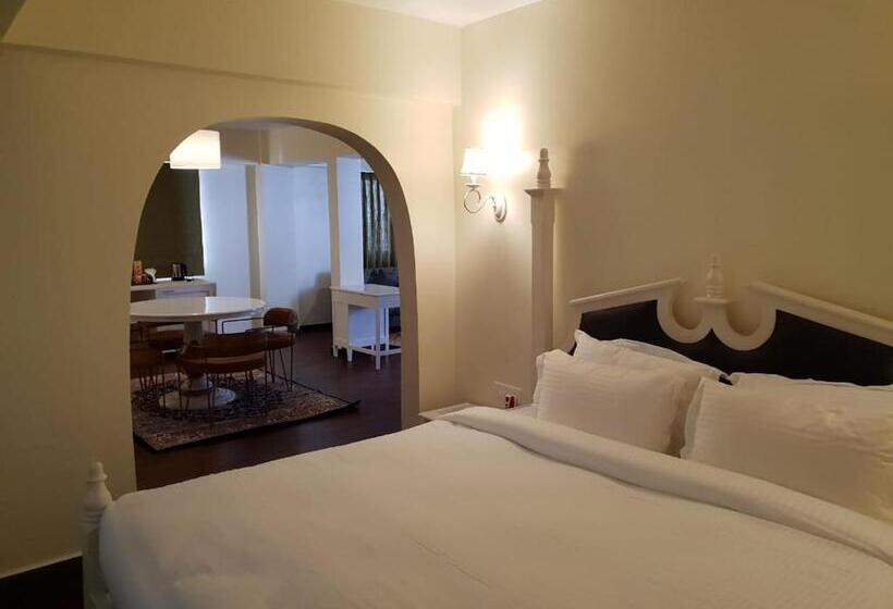 Отель The Heritage Club Tripura Castle