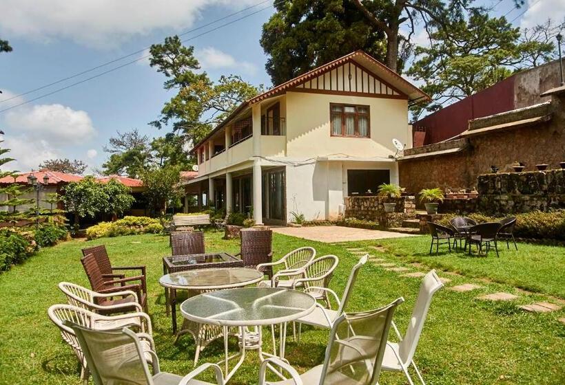 Отель The Heritage Club Tripura Castle