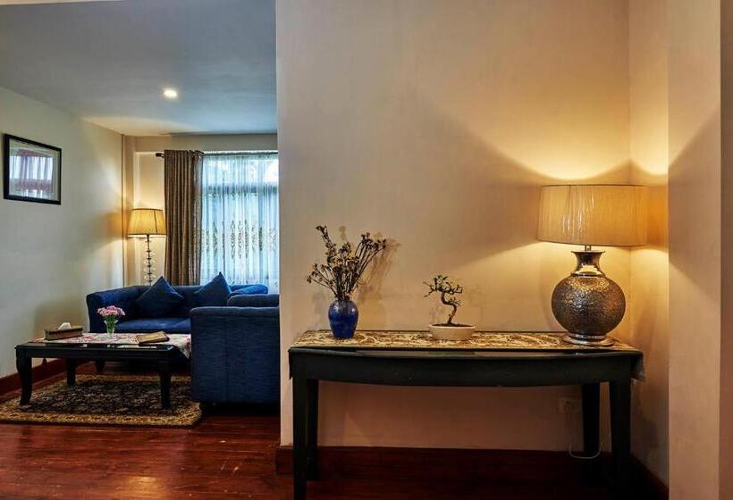 Отель The Heritage Club Tripura Castle