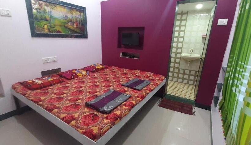 Pensão Adarsh Niwas