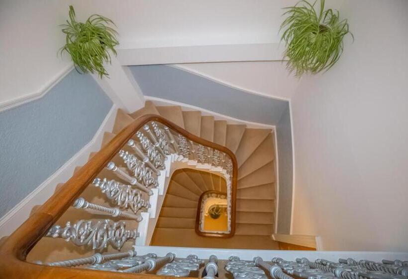 פנסיון Granite City Guest House