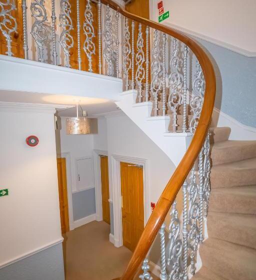 פנסיון Granite City Guest House