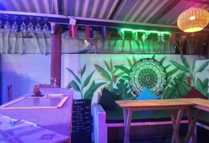 Hostel Taru Surf Camp And Restaurant
