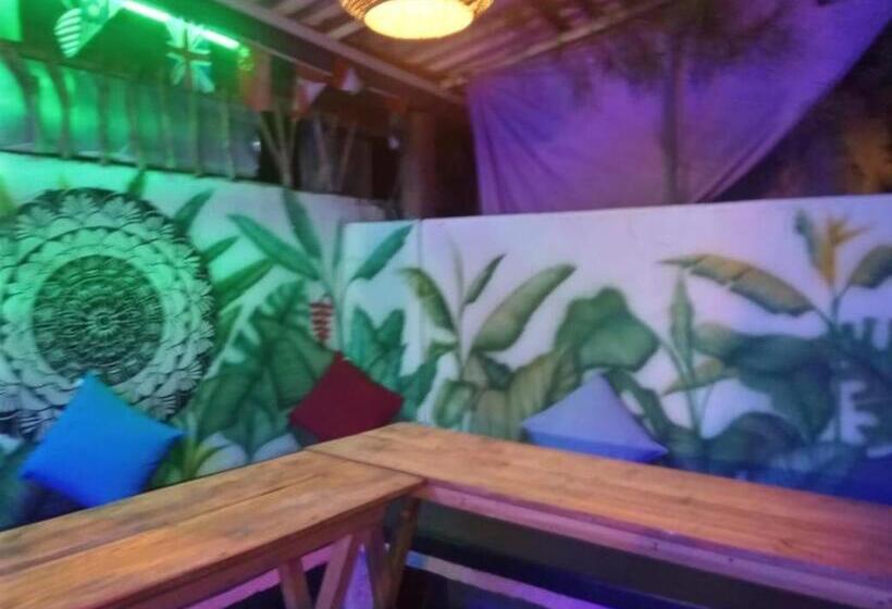 Hostel Taru Surf Camp And Restaurant