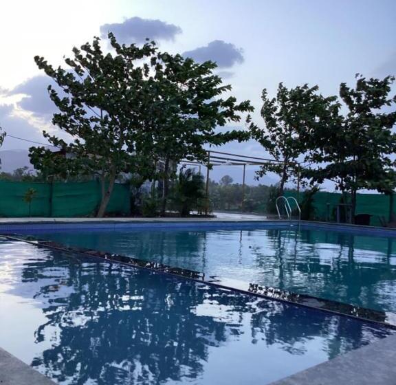 Отель Sarthak Farm,karjat