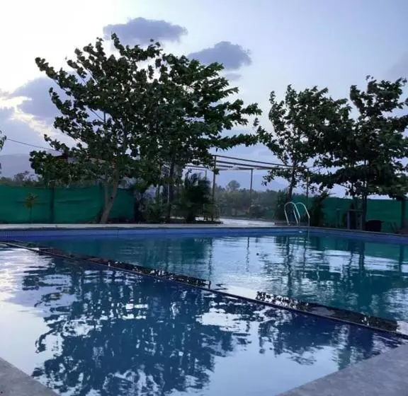 Hotelli Sarthak Farm,karjat