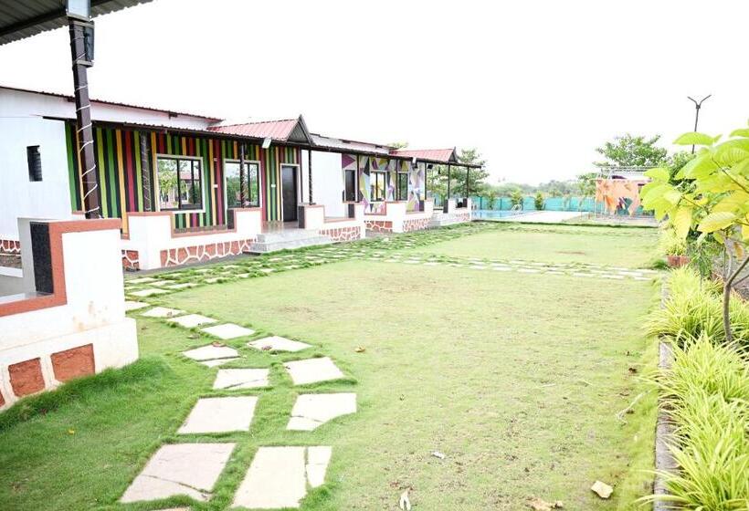 Отель Sarthak Farm,karjat